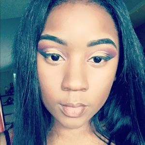 Meet your Posher, Adeja